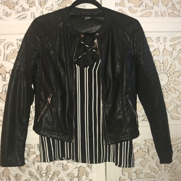 Jacket + Blouse + Shorts - Picture 2 of 4